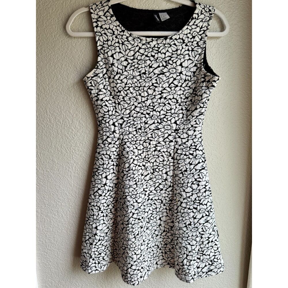 H&M Black White Floral Fit Flare Dress Size 8 Sleeveless Skater Mini